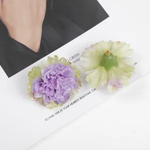 Detailaufnahme mehrschichtiger künstlicher Nelken-Stoffblüten für DIY-Handwerk und Kränze.