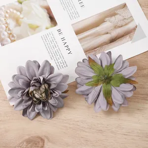 Detailansicht grauer künstlicher Dahlienblüten mit grünen Kelchblättern für DIY und Dekoration.