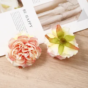 Detailansicht mehrfarbiger künstlicher Pfingstrosenblüten für DIY-Basteln und Dekoration.