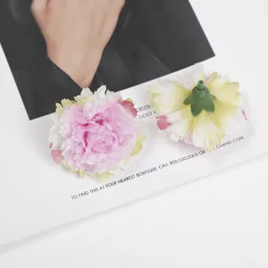 Künstliche Seide Nelken Blütenköpfe Detailaufnahme, rosa Blumen DIY Bastelzubehör.