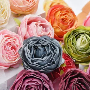 Nahaufnahme künstlicher Rosenblüten, farbenfrohe DIY Seidenblumen für Dekoration und Handwerk.