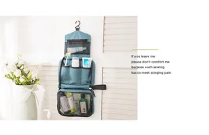 Waterdichte hangende toilettas met meerdere vakken voor reizen en dagelijks gebruik.