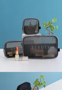 Vista dettagliata della borsa cosmetica in rete grigia, custodia trasparente per trucchi da viaggio.