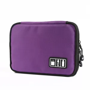Vue détaillée du sac de rangement violet multifonctionnel pour accessoires numériques.