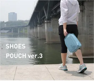 Dettaglio della scena all'aperto di una comoda borsa da viaggio per scarpe di colore blu.