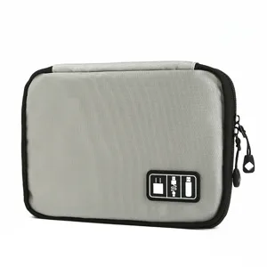 Détail de sac de rangement numérique gris, organiseur pour câbles et chargeurs.