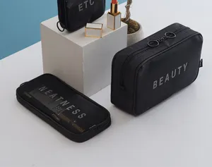 Vista dettagliata della borsa cosmetica in rete nera con cerniera resistente e pratica.