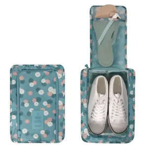 Vista dettagliata della borsa da viaggio per scarpe portatile con stampa floreale e tasca.