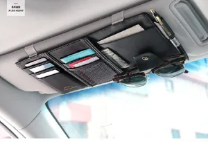 Detalle del organizador de parasol para coche con ranuras para tarjetas y gafas.