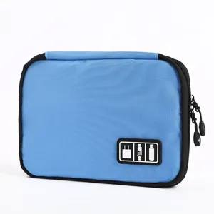 Gros plan détaillé montrant la fermeture éclair et le patch de la trousse de rangement bleue.