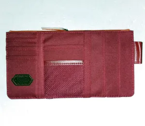 Primer plano de las ranuras para tarjetas y el bolsillo de malla de un organizador de parasol.