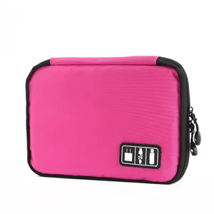 Sac de rangement numérique multifonction rose, organiseur portable pour câbles et batteries.