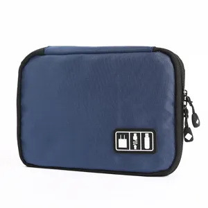 Vue détaillée de la pochette de rangement pour accessoires numériques bleue, compacte et portable.