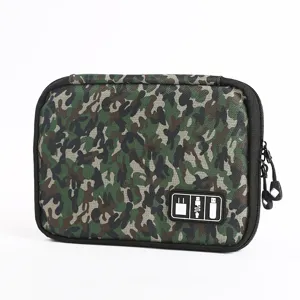 Sac de rangement numerique camouflage pour cables, batteries externes et accessoires de voyage.
