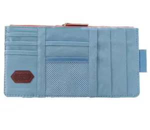 Organizador de visera solar para coche azul claro con múltiples ranuras y bolsillo de malla.