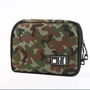 Sac organisateur d'appareils électroniques camouflage pour câbles et chargeurs de voyage.