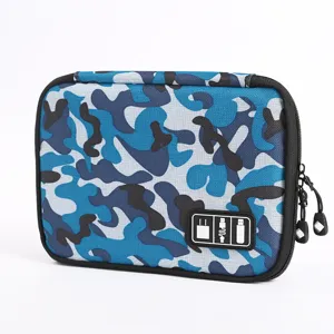 Détail du sac de rangement numérique camouflage bleu, organisateur pour câbles et batteries.