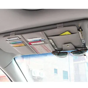 Vista detallada de organizador para visera de coche, tarjetero de múltiples bolsillos y gafas.
