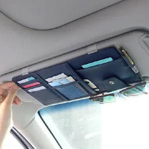 Vista detallada del organizador de visera de coche con bolsillos para tarjetas y gafas.