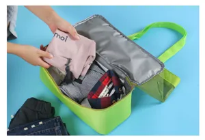 Green insulated picnic tote bag with large capacity, dry-wet separation and zipper closure.