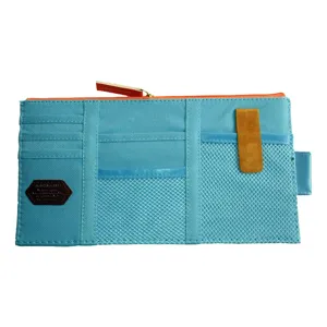 Organizador multifuncional para visera de coche con múltiples bolsillos y ranuras para tarjetas