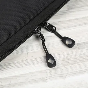 Sac de rangement numérique noir détail de fermeture éclair, organiseur tech durable pour accessoires.