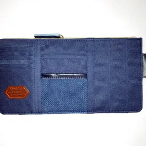 Organizador de visera de coche de tela oxford azul con múltiples ranuras y bolsillos.