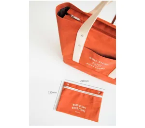 Oranje canvas tote bag met bijpassende tas met ritssluiting en afmetingsdetails.