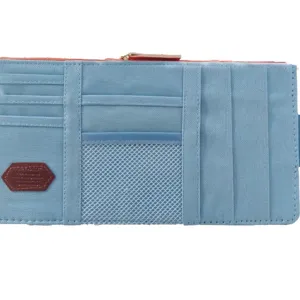 Organizador de visera solar para coche azul claro con tarjeteros y bolsillo de malla para orden.