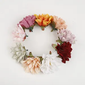 Kunstblumen Dahlien Köpfe, bunte dekorative Blumenanordnung für Heimdekoration Basteln.