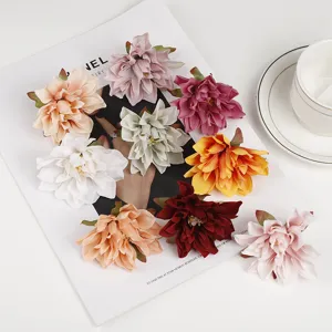 Detailaufnahme künstlicher Dahlienblüten, ideal für Heimdekoration und DIY-Blumensträuße.