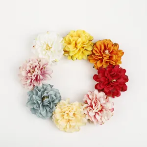Bunte künstliche Dahlien Blütenköpfe im Detail, ideal für florale Arrangements und Deko.