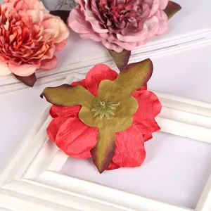 Detailaufnahme von künstlichen Rosenblütenköpfen mit feinen Stoffblättern für Hochzeitsdeko.