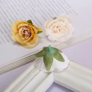 Detailopname van kunstmatige zijden rozenbloemhoofdjes, perfect voor fotoprops en decor.