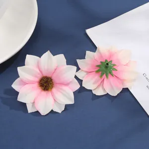 Close-up detail van kunstmatige zijden bloemblaadjes roze witte gradiënt voor DIY handwerk.