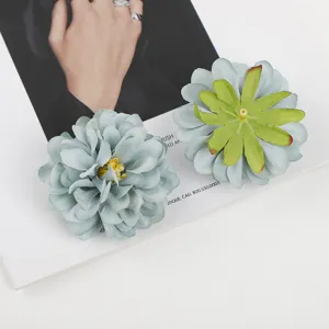 Detailansicht künstlicher Chrysanthemen Blütenköpfe Seidenstoff Blumen Dekoration für Basteln.