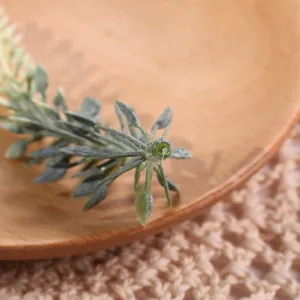 Vista detallada de hojas de plantas artificiales, ideal para manualidades y decoración.