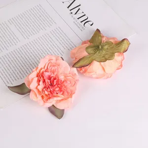Künstliche Rosenblüten in Rosa für Hochzeitsbogen Dekoration und DIY Basteln Details.