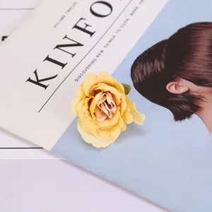 Kunstmatige gele rozenbloemhoofd detail, ideaal voor huisdecoratie, fotografie rekwisiet en bloemen.