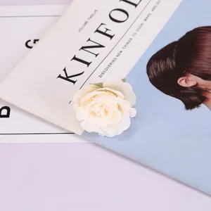 Witte kunstmatige rozenbloemkop voor fotografierekwisieten, huisdecoratie en huwelijksbloemwerk.