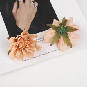 Detailansicht künstlicher Pfirsich Dahlien Blüte, realistische Stoff Blumen Deko zum Basteln.