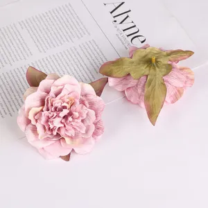 Künstliche rosa Rosenblütenköpfe für Hochzeitskulisse, Bogen-Deko und DIY-Blumenkunst.