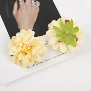 Künstliche Chrysanthemen Blütenköpfe Detailaufnahme, Seidenblumen für Hochzeitsdekoration.