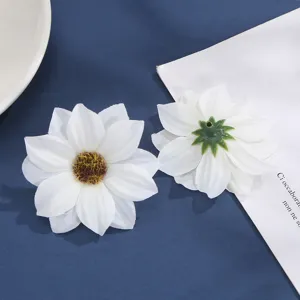 Close-up van witte kunststof stoffen bloemhoofdjes, perfect voor DIY-ambachten en accessoires.