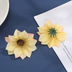 Close-up van kunstzijde zonnebloem bloemhoofdjes voor DIY handwerk en haaraccessoires detail.