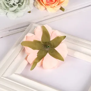 Nahaufnahme der Rückseite des künstlichen Pfingstrosenblütenkopfes für Hochzeit DIY Deko.
