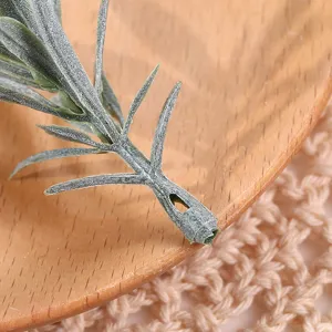 Detalle de hojas de plantas artificiales para fondo artesanal y accesorios de escenario.
