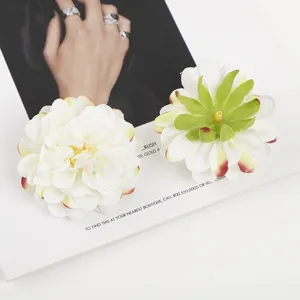 Künstliche weiße Seidenblumen Chrysanthemen für die Hochzeitsdeko und Blumenarrangements.