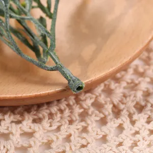 Detalle de tallo de hoja de planta verde artificial, follaje realista decoración.