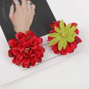Detailaufnahme künstlicher Seidenblumenkopf, realistische rote Chrysantheme für Hochzeitsdekor.